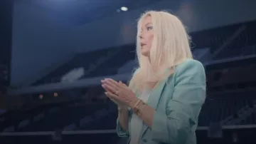 Cinq a Sept Louisa Blazer usado por Judy Trammel como se ve en AMERICA'S SWEETHEARTS: Dallas Cowboys Cheerleaders (S02E05)