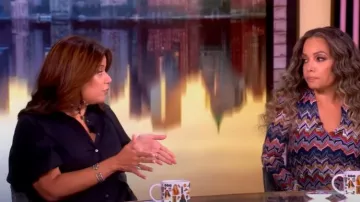 Alexis Amilya Vestido camisero midi con mangas abullonadas y acampanado usado por Ana Navarro como se ve en The View el 24 de junio de 2025