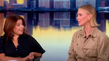 Bottega Veneta Desert Cotton Twill Shirt usada por Charlize Theron como se ve en The View el 24 de junio de 2025