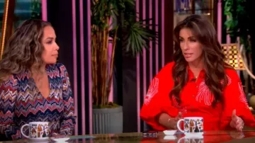 Cinq a Sept Sunburst Rhea Vestido bordado usado por Alyssa Farah Griffin como se ve en The View el 24 de junio de 2025