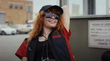 Carrera 22 Polarised Black portée par Charlie Cale (Natasha Lyonne) comme on le voit dans Poker Face (S02E01)