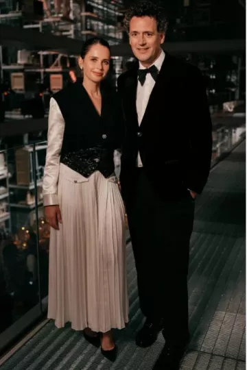 Falda de satén de seda Chanel en color crudo usada por Felicity Jones en la cena del centenario de Chanel UK el 17 de junio de 2025