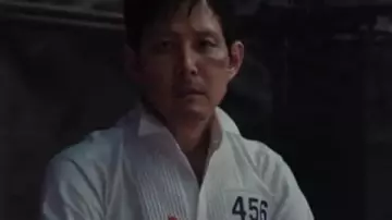 El Juego del Calamar T03 Lee Jung-Jae Camisa blanca del jugador 456 (Lee Jung-jae) en El Juego del Calamar (T03E06)