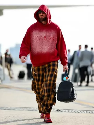 Pantalon cargo large à carreaux Collina Strada noir et marron porté par Travis Kelce sur le compte Instagram @chiefs