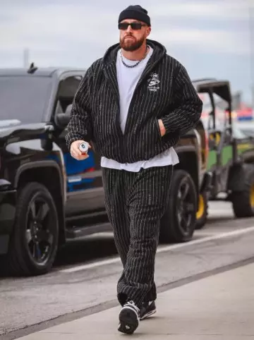 Lunettes de soleil rectangulaires Études Black Form portées par Travis Kelce sur le compte Instagram @chiefs