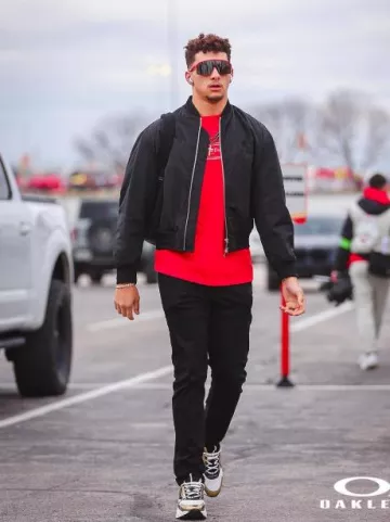 Blouson aviateur Dior 1947 noir Dior porté par Patrick Mahomes II sur le compte Instagram @chiefs