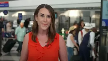 Vince Camuto Ruffle Neck Sleeveless Georgette Blouse porté par Maggie Vespa comme on le voit dans Today le 30 juin 2025