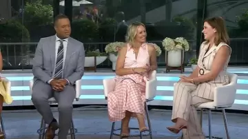 Ann Taylor El pantalón pantalón Jayne a raya diplomática usado por Chloe Melas como se ve en Today el 30 de junio de 2025