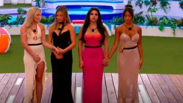 Vestido camisola con escote cuadrado y detalle de copa con aros de Asos Design, usado por Amaya Espinal en Love Island (temporada 7, episodio 18).