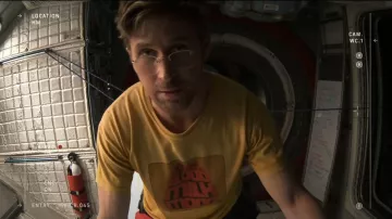 Camiseta amarilla "Luna de Leche de Sangre" de Ryland Grace (Ryan Gosling) en el Proyecto Ave María