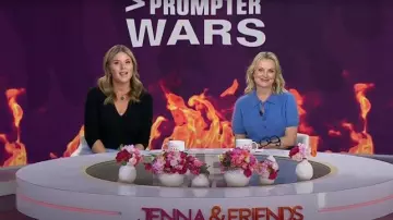 J. Crew Brushed Cashmere Short-sleeve Sweater-polo porté par Amy Poehler comme on le voit dans Today with Jenna & Friends le 30 juin 2025