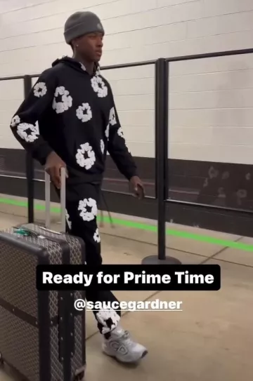 Sudadera con capucha Denim Tears Black Cotton Wreath usada por Sauce Gardner en la cuenta de Instagram @nyjets