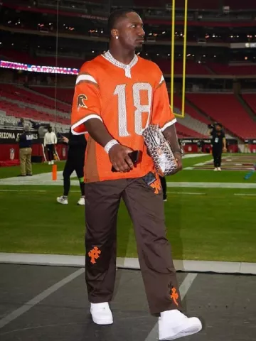 Pantalón marrón Chrome Hearts con parches cruzados naranjas y de camuflaje usado por Deebo Samuel en la cuenta de Instagram @1deebosr