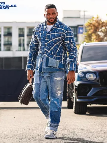 Trousse de toilette Louis Vuitton Brown Monogram Double Zip portée par Aaron Donald sur le compte Instagram @rams