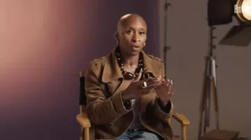 Trench-coat en daim Coach Heritage C Plaque porté par Cynthia Erivo comme on le voit dans Today le 1er juillet 2025