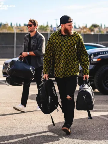 Sac Louis Vuitton Aerogram Keepall 50 en cuir noir porté par Cooper Kupp sur le compte Instagram @rams