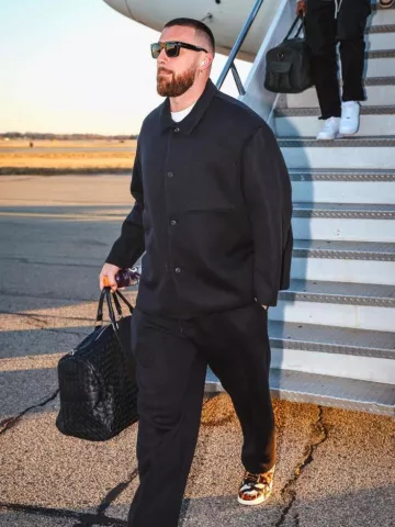 Camiseta de polar Nike Black Reimagined que usa Travis Kelce en la cuenta de Instagram @chiefs