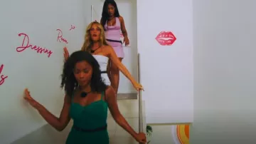 Robe courte Babaton FigureKnit Eyecatcher portée par Iris Kendall dans Love Island (S07E19)