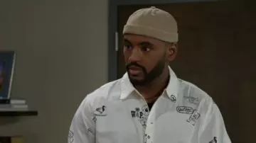 Chemise Carhartt WIP Stamp portée par Andre Richardson (Sean Freeman) dans Beyond the Gates (S01E76)