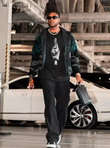 Pantalon slim plissé noir Issey Miyake porté par Davante Adams sur le compte Instagram @taeadams