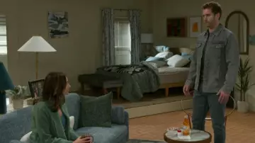 Veste-chemise en jean coupe classique Michael Kors portée par Derek Baldwin (Ben Gavin) dans Beyond the Gates (S01E76)