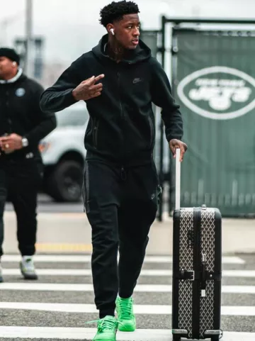 Maleta con ruedas Goyard Black Bourget PM usada por Sauce Gardner en la cuenta de Instagram @saucegardner