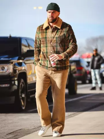 La veste en velours côtelé marron et vert foncé de The Elder Statesman portée par Travis Kelce sur le compte Instagram @chiefs
