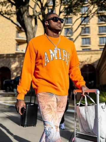 Jean évasé infrarouge multicolore imprimé Jésus Who Decides War porté par AJ Brown sur le compte Instagram @philadelphiaeagles