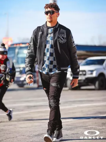 T-shirt Louis Vuitton bleu marine et gris Damier Rush porté par Patrick Mahomes II sur le compte Instagram @chiefs