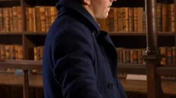 My Oxford Year Corey Mylchreest Blue Coat porté par Jamie Davenport (Corey Mylchreest) dans My Oxford Year