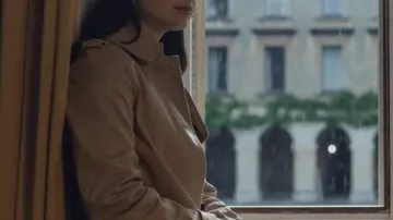 My Oxford Year Anna De La Vega Beige Coat porté par Anna (Sofia Carson) dans My Oxford Year