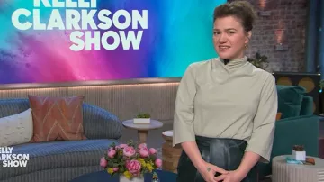 Elie Tahari Vicki Falda de cuero sintético hasta la rodilla usada por Kelly Clarkson como se ve en The Kelly Clarkson Show el 23 de junio de 2025