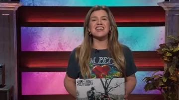 Camiseta Daydreamer Tom Petty Summer Tour '13 Tour usada por Kelly Clarkson como se ve en The Kelly Clarkson Show el 24 de junio de 2025
