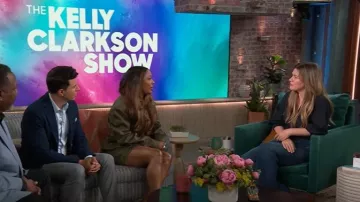 Brochu Walker La camisa de Kate que usó Kelly Clarkson como se ve en The Kelly Clarkson Show el 25 de junio de 2025