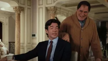 Ralph Lauren Cardigan châle en cachemire en tricot torsadé porté par Jeffery (Richard Kind) comme on le voit dans Poker Face (S02E03)