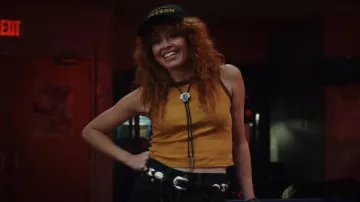 Stetson Mi Otro Sombrero Es Una Gorra Stetson Trucker Usada por Charlie Cale (Natasha Lyonne) como se ve en Poker Face (S02E05)