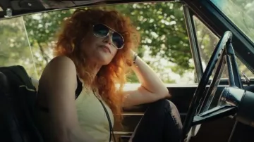 Re/Done Hanes Cropped Ribbed Tank en Yellow With Ivory Stitch worn by Charlie Cale (Natasha Lyonne) as seen in Poker Face (S02E06)