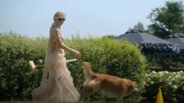 Vestido Staud Calluna First Bloom Day usado por Carrie Sinclair (Mamie Gummer) como se ve en We Were Liars (T01E04)