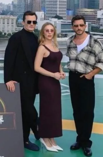 Robe tissée Khaite Dixi portée par Scarlett Johansson lors du photocall Jurassic World : Rebirth Shanghai le 29 juin 2025