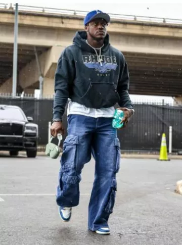 Apple AirPods Max Green worn by A. J. Brown on the Instagram account @philadelphiaeagles