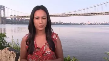 Blusa loft con volantes con estampado floral usada por Emilie Ikeda como se ve en Hoy el 3 de julio de 2025