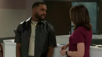 Surchemise en similicuir Zara portée par Andre Richardson (Sean Freeman) comme on le voit dans Beyond the Gates (S01E83)