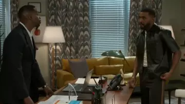 Pantalon technique Zara avec bandes porté par Andre Richardson (Sean Freeman) comme on le voit dans Beyond the Gates (S01E83)