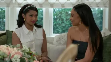 Boucles d’oreilles pendantes Moschino Teddy Bear portées par Chelsea Hamilton (Rhonnirose Mantilla) comme on le voit dans Beyond the Gates (S01E83)