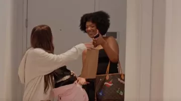 Louis Vuitton Sac fourre-tout en toile enduite monogram marron porté par Riley Burress comme on le voit dans Next Gen NYC (S01E05)