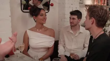 Collier Van Cleef & Arpels en or à motif Alhambra porté par Emira D’Spain comme on le voit dans Next Gen NYC (S01E05)