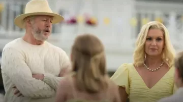 Ralph Lauren Pull en cachemire en tricot torsadé porté par Harris Sinclair (David Morse) comme on le voit dans We Were Liars (S01E06)