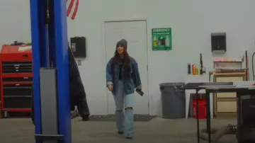 Abercrombie & Fitch 90s Relaxed Jeans With Knee Rip In Light Wash Blue worn by Chelsea Houska as seen in Down Home Fab (S03E06)