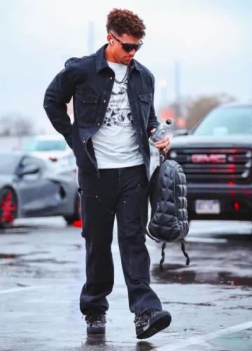 Surchemise Louis Vuitton en denim noir à poches monogrammées portée par Patrick Mahomes II sur le compte Instagram @chiefs