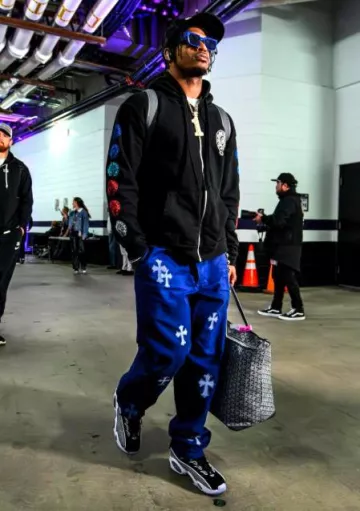 Vaqueros Chrome Hearts Bright Blue Cross Patch Vaqueros usados por Ja'Marr Chase en la cuenta de Instagram @bengals